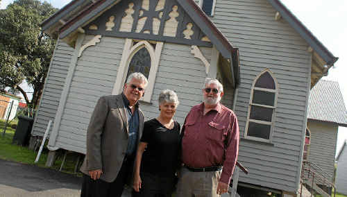 Eric Fox and Rose and Con O’Brien recreated Pastor Matthews’ journey to Warwick 150 years ago. Eric Fox and Rose and Con O’Brien recreated Pastor Matthews’ journey to Warwick 150 years ago.